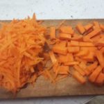 морковь режем кубиками, часть трем на терке