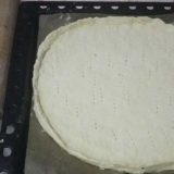 тесто для пиццы накалываем вилкой